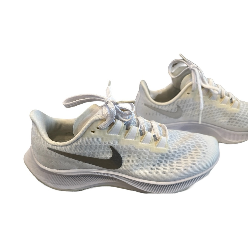 Nike White and silver Sneakers zoom barely worn
